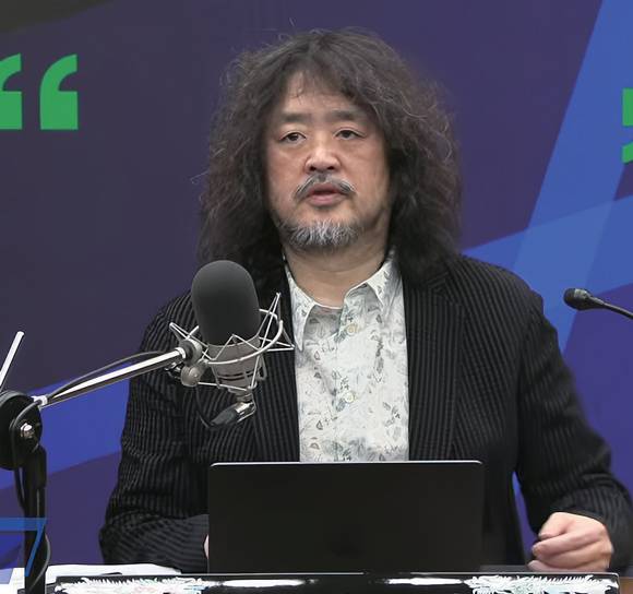 방송인 김어준씨가 유튜브 《김어준의 겸손은 힘들다 뉴스공장》에서 방송하고 있는 모습 ⓒYouTube 화면캡처