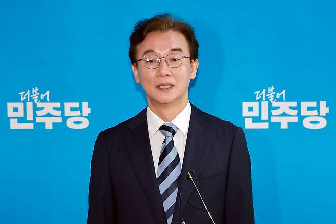 전재수 더불어민주당 의원이 3월12일 국회에서 정청래 민주당 대표와 면담을 마치고 면담 내용을 설명하고 있다. ⓒ연합뉴스