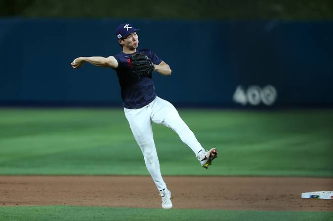야구대표팀 김혜성이 13일 WBC 8강전을 하루 앞두고 미국 플로리다주 마이애미 론디포파크에서 수비 훈련을 하고 있다.