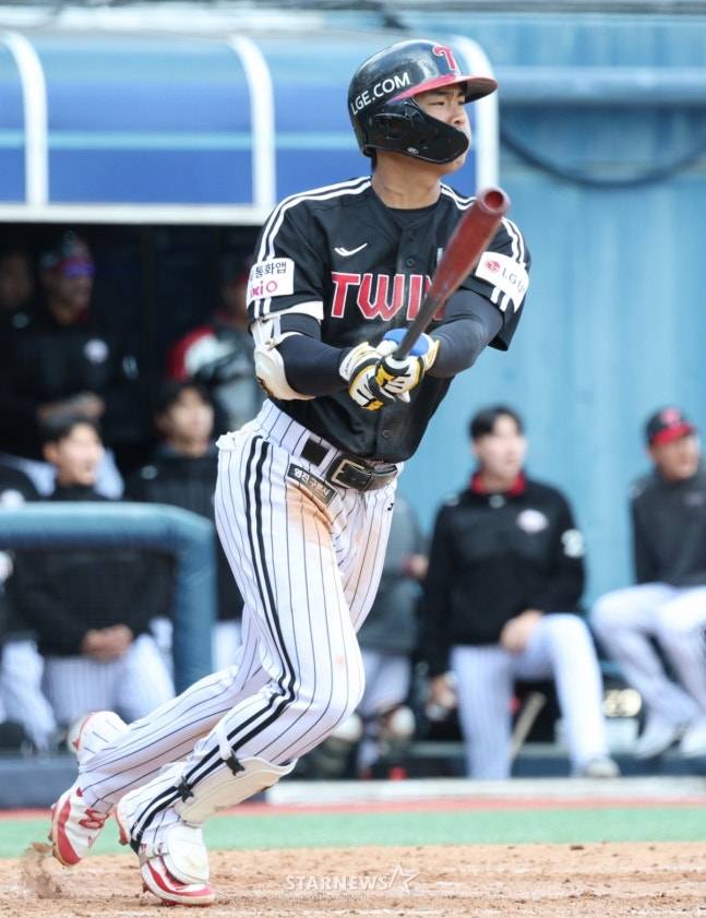 2026 신한 SOL Bank KBO리그 시범경기 NC 다이노스 대 LG 트윈스 경기가 13일 경남 창원시 마산야구장에서 열렸다. LG 이영빈이 호쾌한 타격을 하고 있다. /사진=김진경 대기자