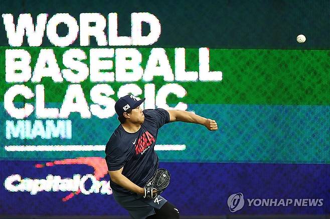 예열하는 류현진 (마이애미=연합뉴스) 윤동진 기자 = 대한민국 야구 대표팀 류현진이 월드베이스볼클래식(WBC) 준준결승을 하루 앞둔 12일(현지시간) 미국 플로리다주 마이애미 론디포파크에서 열린 훈련에서 몸을 풀고 있다. 2026.3.13 mon@yna.co.kr