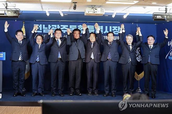 더불어민주당 중앙당 선거관리위원장인 소병훈 의원이 14일 서울 여의도 더불어민주당사에서 열린 제9회 전국동시지방선거 전남광주통합특별시장 예비경선 후보자 합동연설회에서 후보자들과 기념촬영하고 있다. 왼쪽부터 김영록·강기정·정준호 예비후보, 소 위원장,·주철현·신정훈·민형배·이병훈 예비후보.연합뉴스