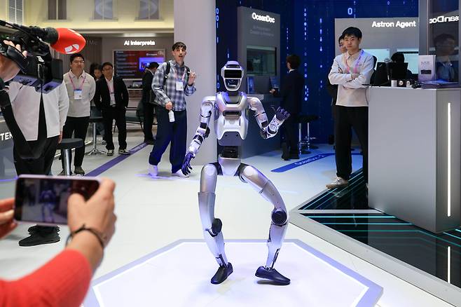 ▲이달 2일(현지시간) 스페인 바르셀로나 피라 그란 비아 전시장에서 열린 '모바일 월드 콩그레스(MWC)2026' AI 커넥팅 아이디어스 전시장에서 로봇이 춤을 추고 있는 모습. 사진은 해당 기사와 무관.