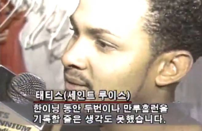 박찬호 선수에게 한 이닝에 두개의 만루 홈런을 친 뒤 인터뷰를 하고 있는 세인트 루이스 카디널스 소속 선수 페르난도 타티스. 온라인 커뮤니티