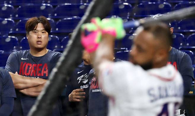 도미니카공화국과 월드베이스볼클래식(WBC) 준준결승 경기를 앞둔 한국 야구대표팀의 류현진이 12일(현지시간) 미국 플로리다주 마이애미 론디포파크에서 타격 연습 중인 도미니카의 산타나를 지켜보고 있다. 사진 | 연합뉴스