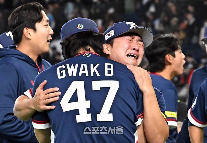 대한민국 야구대표팀 고우석(오른쪽)이 극적으로 미국 마이애미에서 열리는 8강전 진출을 확정한 뒤 곽빈과 포옹을 하며 오열하고 있다. 사진 | 박진업 기자 upandup@sportsseoul.com