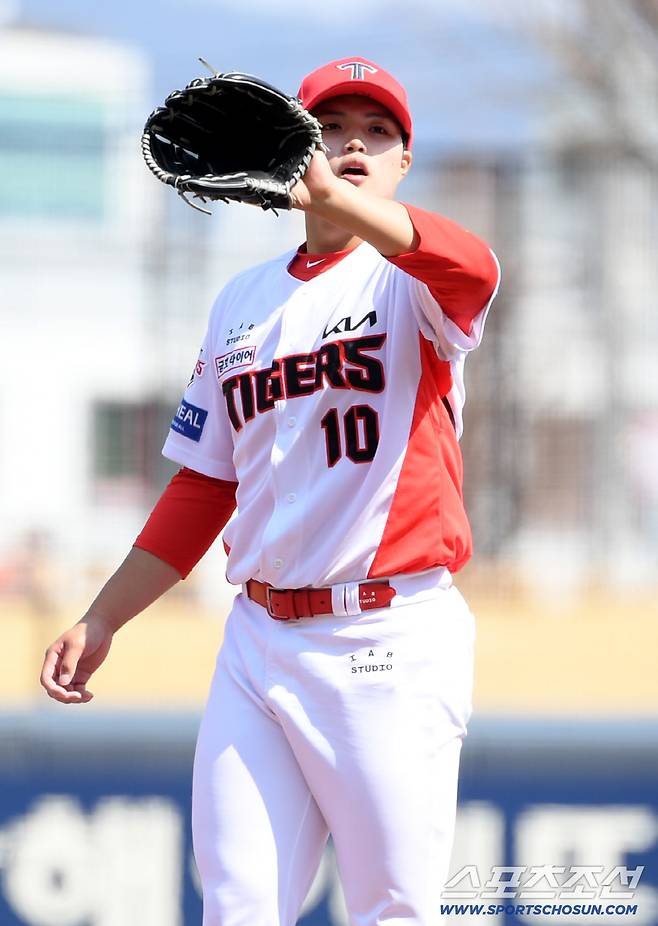 씩씩한 피칭으로 무사사구 피칭을 펼친 프로 2년 차 김태형.