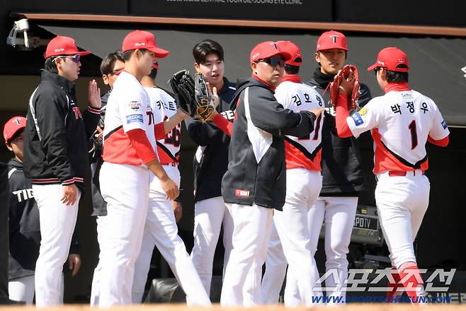 선발 김태형은 3회를 마친 뒤 야수들과 하이파이브를 나누며 고마운 마음을 전했다.