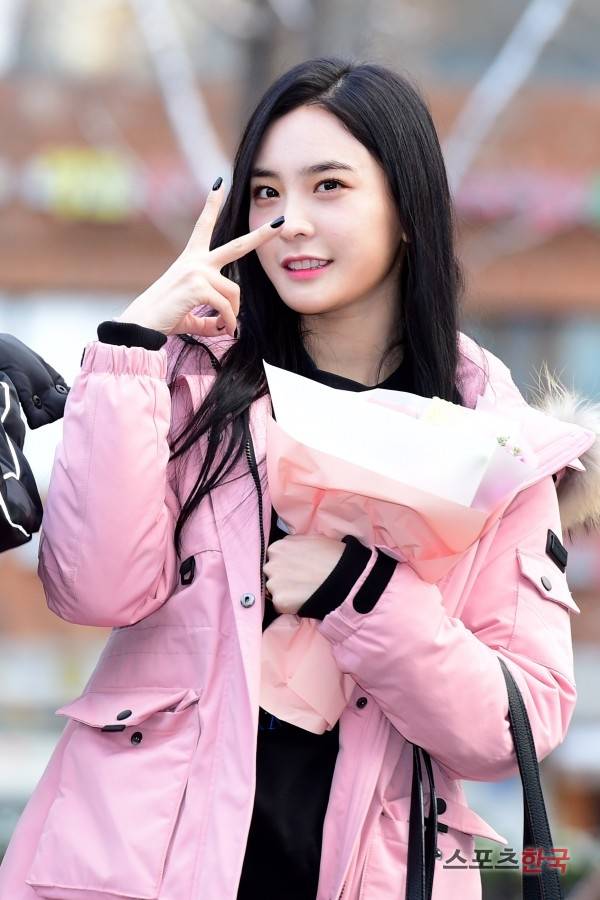 KBS2 '뮤직뱅크' 출근길에 오르고 있는 소나무 나현. 사진=이규연 기자 fit@hankooki.com