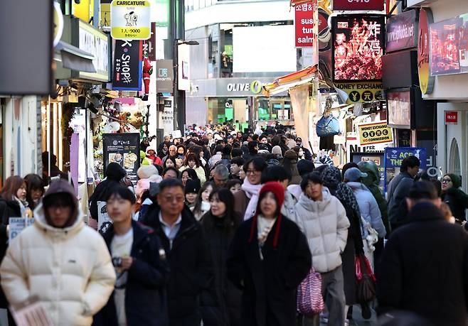 지난 1월 1일 오후 서울 중구 명동거리가 외국인관광객과 나들이객들로 북적이고 있다. /뉴스1