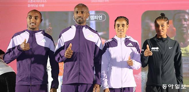 2026 서울마라톤 겸 제96회 동아마라톤에 출전하는 하프투 테클루 아세파와 시사이 렘마 카사예, 베켈레치 구데타 보레차, 티루예 메스핀 아만(왼쪽부터·이상 에티오피아)이 13일 열린 해외 초청 선수 기자회견에서 기념촬영을 하고 있다. 국제 부문 남자부 아세파와 여자부 보레차는 15일 열리는 서울마라톤에서 대회 2연패에 도전한다. 2023년 2시간1분48초를 기록했던 카사예는 “우승은 물론이고 대회 최고 기록(2시간4분43초)도 깨고 싶다”고 말했다. 신원건 기자 laputa@donga.com