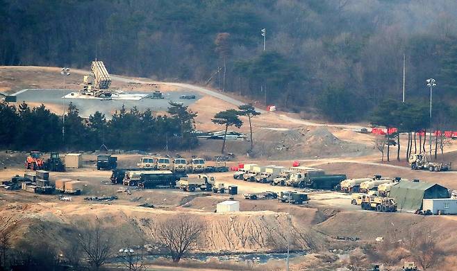미국·이란 전쟁이 장기화 조짐을 보이면서 미 정부가 한국에 배치된 사드(THAAD·고고도 미사일 방어체계) 일부를 중동으로 이동시키고 있는 것으로 알려진 10일 오후 경북 성주군 주한미군 기지에 발사대가 하늘을 향하고 있다. 2026.03.10 뉴시스