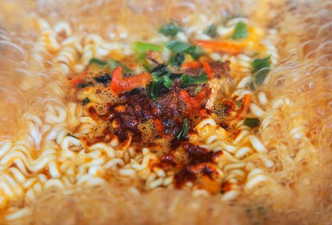 라면은 열량과 나트륨 함량이 높은 식품이어서 건강을 고려한 섭취가 필요하다./사진=클립아트코리아