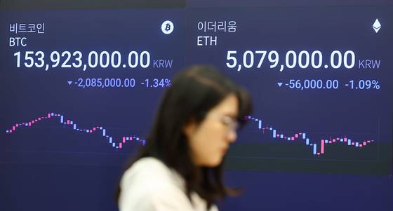 지난해 11월 서울 강남구 업비트 고객센터 라운지에 비트코인을 비롯한 가상화폐 시세가 표시되고 있다. 김종호 기자.