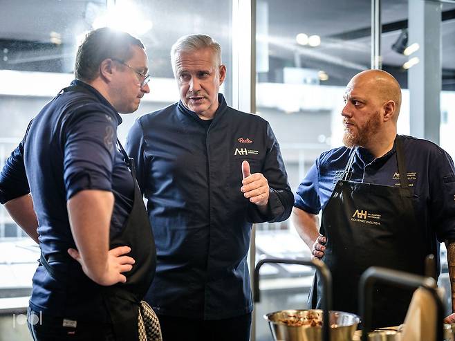 알렉산더 허먼(사진 가운데) 셰프가 동료 셰프들과 메뉴를 논의중이다. 이번 방한에는 4명의 헤드 셰프가 동행했다. 사진 휘슬러코리아