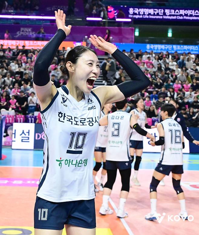 13일 정규리그 1위를 확정짓고 기뻐하는 도로공사 미들블로커 배유나. 사진 한국배구연맹