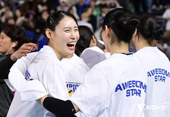 13일 정규리그 1위를 확정짓고 기뻐하는 도로공사 미들블로커 배유나. 사진 한국배구연맹
