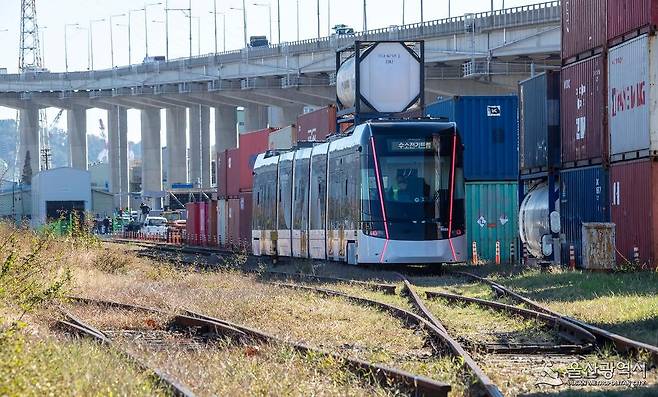 시승행사에 등장한 울산 수소전기트램. 울산시 측은 이 디자인 거의 그대로 울산 1호 도시철도 차량이 제작될 것이라고 했다. 사진 울산시
