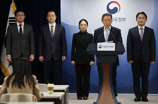 정성호 법무부 장관이 14일 정부서울청사에서 쉰들러 국제투자분쟁 승소 관련 브리핑을 하고 있다. 법무부는 스위스에 본사를 둔 승강기업체 쉰들러 홀딩 아게(Schindler Holding AG)가 한국 정부를 상대로 제기한 국제투자분쟁(ISDS)에서 우리가 승소했다고 밝혔다. 연합뉴스