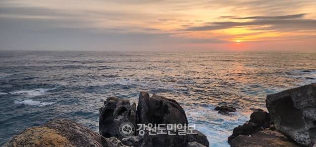 ▲ 최동북단 고성해변의 명소 중 하나인 능파대에서 바라본 일출이 장관이다.
