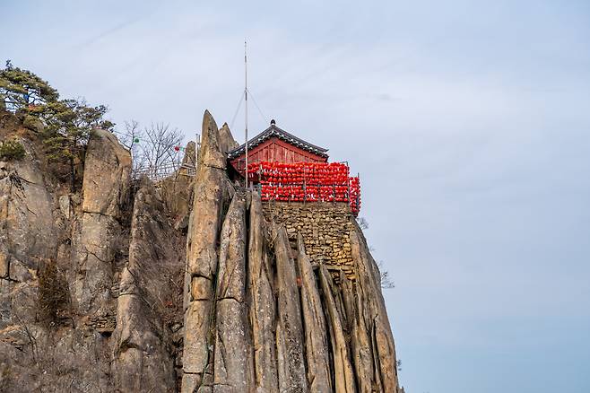 좋은 기운을 준다고 알려진 관악산 연주대의 절벽 위에는 응진전이 자리잡고 있다. 서울관광재단