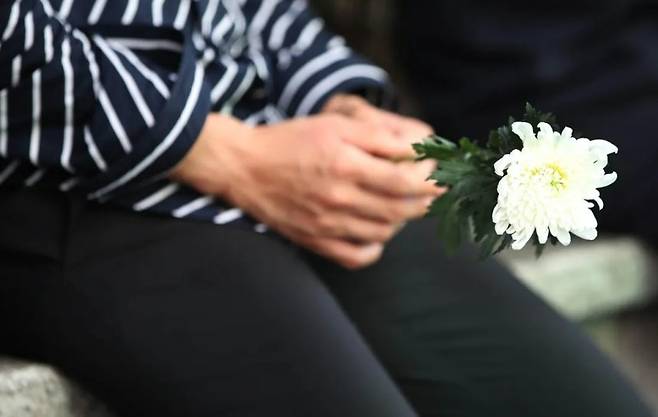 시민들이 2022년 10월17일 서울 중구 신당역 10번 출구 앞에 모여 ‘신당역 스토킹 살인사건’의 피해자를 추모하는 집회를 하고 있다. 한수빈 기자