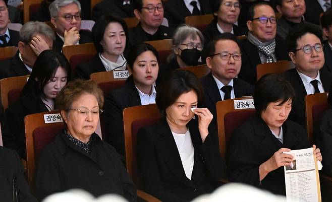 김혜경 여사가 14일 서울 동작구 원불교 소태산기념관에 열린 고 이해찬 전 국무총리 49재에서 추도사를 듣고 있다. 연합뉴스