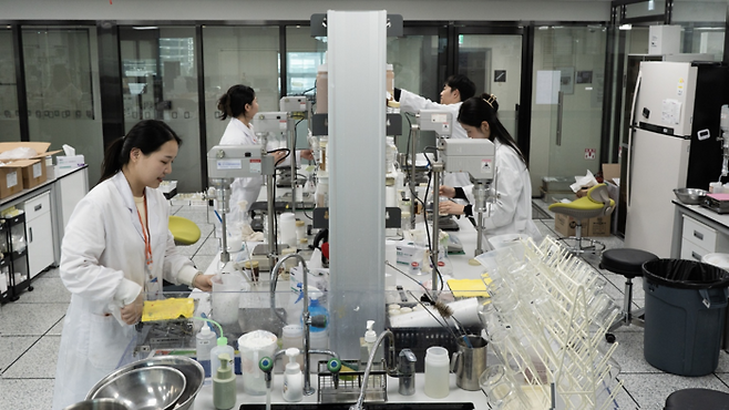 선진뷰티사이언스의 ‘장항 공장’에서 직원들이 제품을 연구하고 있다. <선진뷰티사이언스>