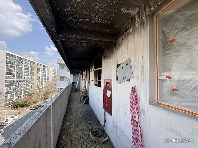 12일 은마아파트 화재 발생 가구 앞 복도의 모습. 아직도 검은 그을음이 가득하다. 정주원 기자