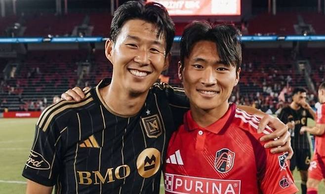 손흥민과 정상빈이 지난해 9월 맞대결에서 기념촬영을 하고 있다. LAFC SNS