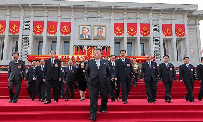 김정은 북한 국무위원장이 지난달 25일 열린 노동당 9차 당대회를 마치고 주요 간부들과 함께 평양 4·25문화회관을 나서고 있다. 평양=조선중앙통신·연합뉴스
