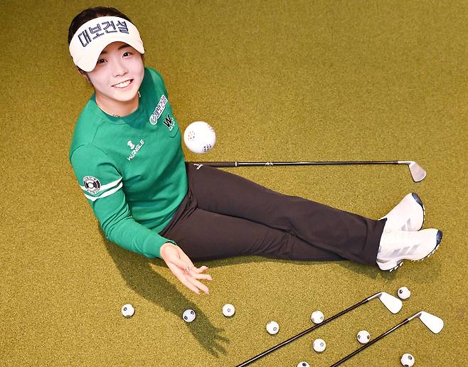 한국여자프로골프(KLPGA) 투어 신인 양효진이 서울경제신문과 인터뷰하며 포즈를 취하고 있다. 오승현 기자