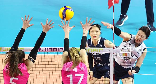 한국도로공사 강소휘(오른쪽)가 13일 인천 삼산월드체육관에서 열린 프로배구 V리그 여자부 흥국생명전에서 스파이크를 하고 있다. 연합뉴스