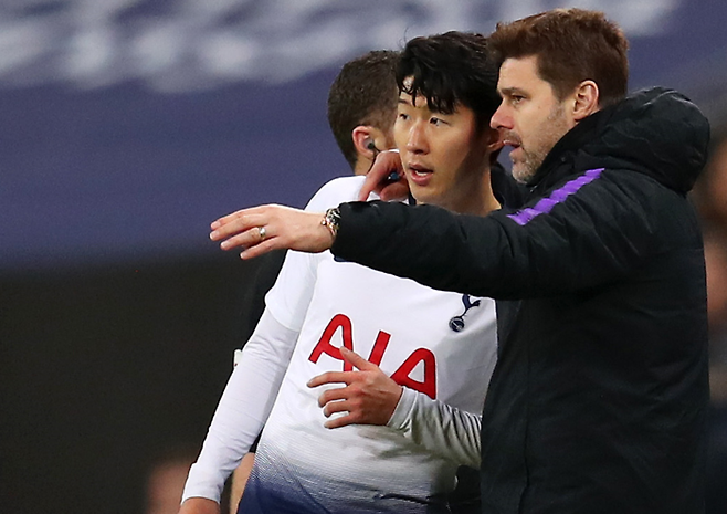 토트넘 감독 시절 포체티노와 손흥민이 대화를 나누고 있다. 게티이미코리아