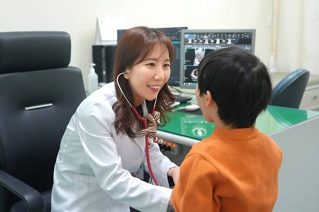 분당제생병원 소아청소년과 김아리 과장이 어린이 진료를 보고 있다