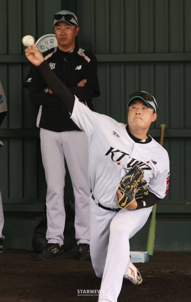 KT 위즈가 2월 26일 일본 오키나와현 우루마 구시카와 야구장에서 스프링캠프 일정을 진행했다. 한승혁이 불펜 피칭을 하고 있다. /사진=김진경 대기자