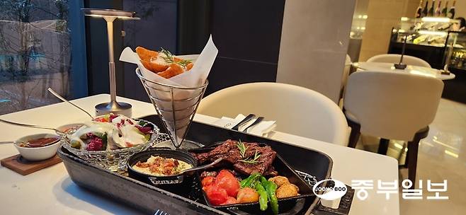 TLT에서는 오후 5시부터 8시까지 이용 가능한 '하프아워(Half Hour)' 패키지 구성 미트 플래터 메뉴. 신연경기자