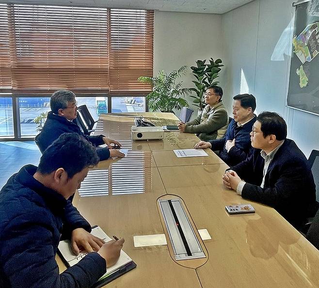 인천항만공사 이경규 사장이 선광신컨테이너터미널㈜ 정국위 대표이사에게 중동사태 이후 컨테이너 터미널 야드 장치율 현황 등을 듣고 있다.