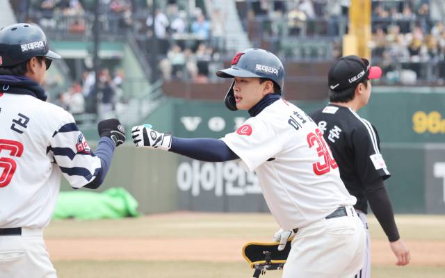 15일 부산 사직구장에서 열린 프로야구 LG 트윈스-롯데 자이언츠 시범경기. 8회말 무사 만루에서 1타점 적시타를 친 롯데 이호준이 코치와 손을 마주치고 있다. 이재찬 기자 chan@