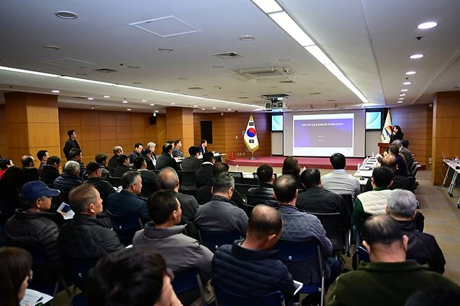 ▲ 김천시가 시청 회의실에서 배낙호 시장과 시의회 의원, 운수업체 관계자 등 70여 명이 참석한 가운데 시민 수요에 맞춘 맞춤형 이동 서비스를 구축을 위한 '수요응답형 버스(DRT) 도입 기본계획 수립 연구용역 최종보고회'를 열고 있다.