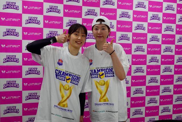 도로공사의 강소휘(오른쪽)와 문정원.