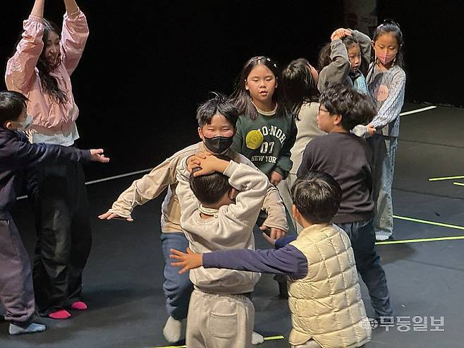 어린이들이 흰자와 노른자가 돼 순발력을 발휘하는 놀이 ‘계란 펑’을 하고 있다.