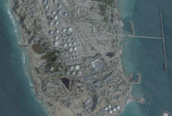 2026년 2월 25일에 쵤영된 하르그 섬 석유시설 위성사진. 아사히신문 3월 14일