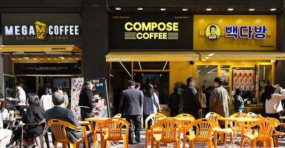 서울 시내에 저가 커피 브랜드 매장이 나란히 있는 모습. (사진=연합뉴스).