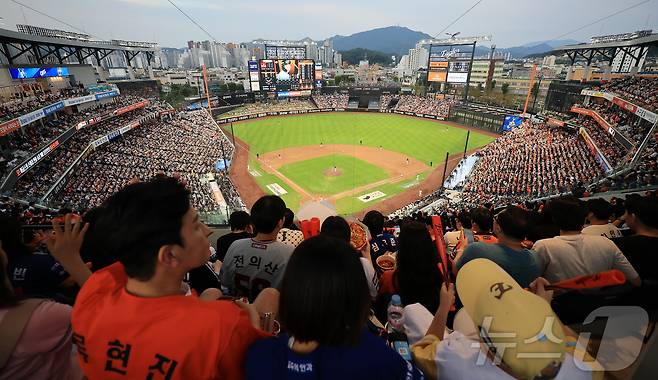 27일 오후 대전 한화생명 볼파크에서 열린 프로야구 '2025 신한 SOL뱅크 KBO 리그' LG 트윈스와 한화 이글스의 경기를 찾은 수많은 야구팬들이 응원을 펼치고 있다. 2025.9.27 ⓒ 뉴스1 김진환 기자