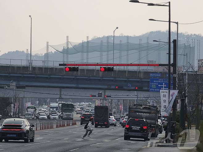 13일 오후 1시 30분쯤 광주 서구 풍암동 풍암IC 옆 단일로 차량신호등 보조장치 앞에 차량들이 정차하고 있다. 2026.3.13 ⓒ 뉴스1 조수민 수습기자