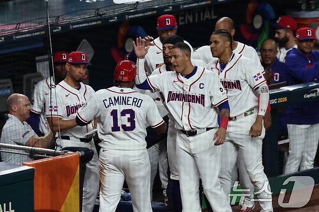 13일 오후(현지시간) 미국 플로리다주 마이애미 론디포파크에서 열린 2026 월드베이스볼클래식(WBC) 8강전 대한민국과 도미니카공화국의 경기. 2회말 1사 1루 도미니카 공화국 후니오르 카미네로의 적시타 때 득점에 성공한 블라디미르 게레로 주니어가 더그아웃에서 동료들과 기쁨을 나누고 있다. 2026.3.14 ⓒ 뉴스1 구윤성 기자