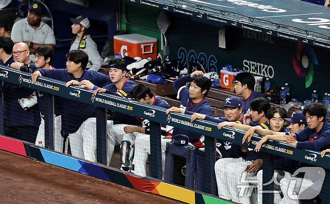 13일 오후(현지시간) 미국 플로리다주 마이애미 론디포파크에서 열린 2026 월드베이스볼클래식(WBC) 8강전 대한민국과 도미니카공화국의 경기, 콜드패 위기에 몰린 대한민국 선수들이 경기를 지켜보고 있다. 2026.3.14 ⓒ 뉴스1 구윤성 기자