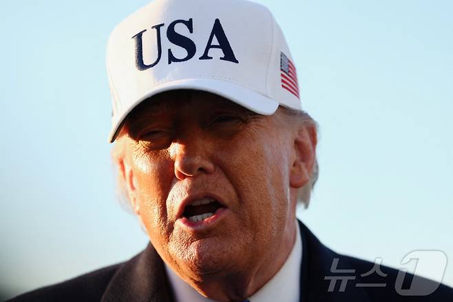 도널드 트럼프 미국 대통령이 13일(현지시간) 메릴랜드주 조인트 베이스 앤드루스에서 플로리다로 이동하기 위해 에어포스 원에 탑승하기 전 취재진과 대화하고 있다. 2026.3.13 ⓒ 로이터=뉴스1