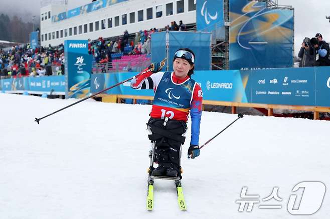 김윤지가 15일(현지시간) 이탈리아 테세로 크로스컨트리 스타디움에서 열린 2026 밀라노·코르티나담페초 동계 패럴림픽 크로스컨트리 스키 여자 20㎞ 인터벌 스타트 좌식에서 결승선을 통과한 뒤 포즈를 취하고 있다. (대한장애인체육회 제공. 재판매 및 DB 금지) 2026.3.15 ⓒ 뉴스1